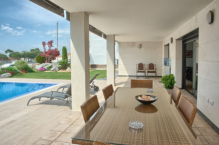 Beautiful villa with 24 meters mooring for sale in Roses