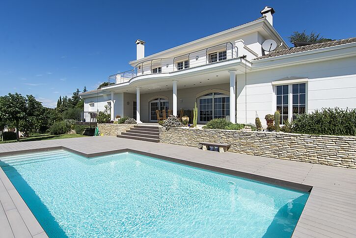 Belle maison de luxe à vendre avec vue sur la baie de Roses à Pau