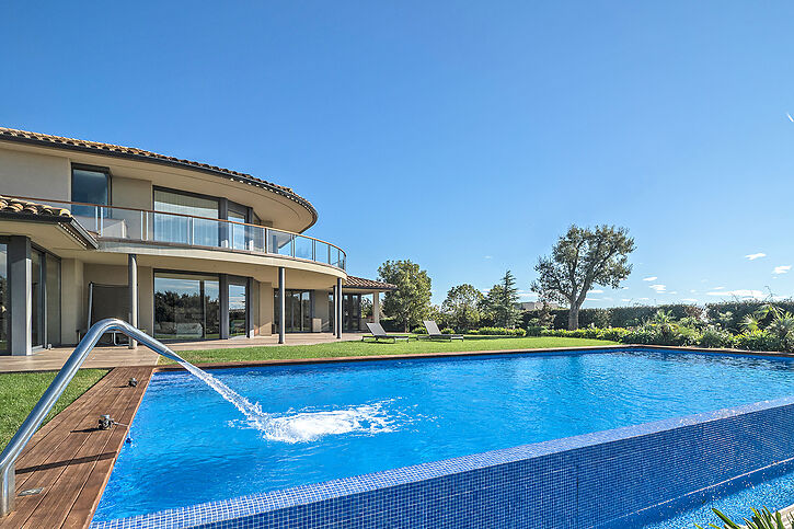 Wunderschöne hochstehende Villa zum Verkauf in Golf de Peralada