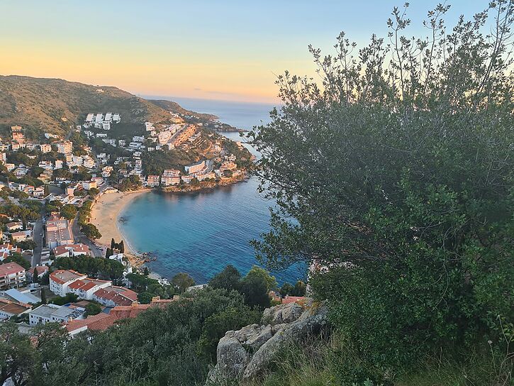 Terrain à vendre avec développement d'une maison moderne avec vue sur la mer.