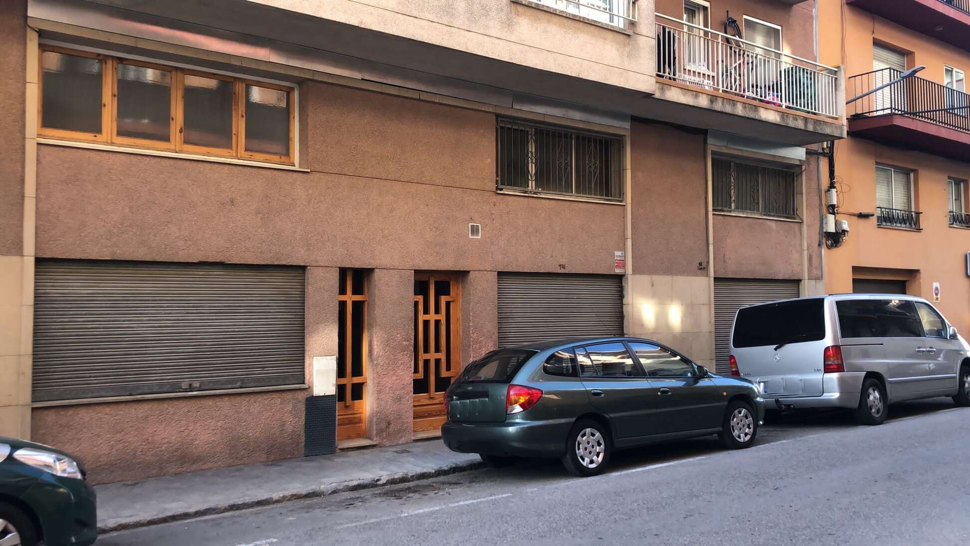 Dos locales comerciales baratos a la venta en Figueres