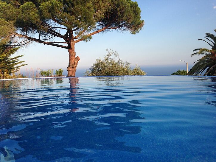 Exclusiva casa con impresionantes vistas al mar en Tossa de Mar, disponible ahora.