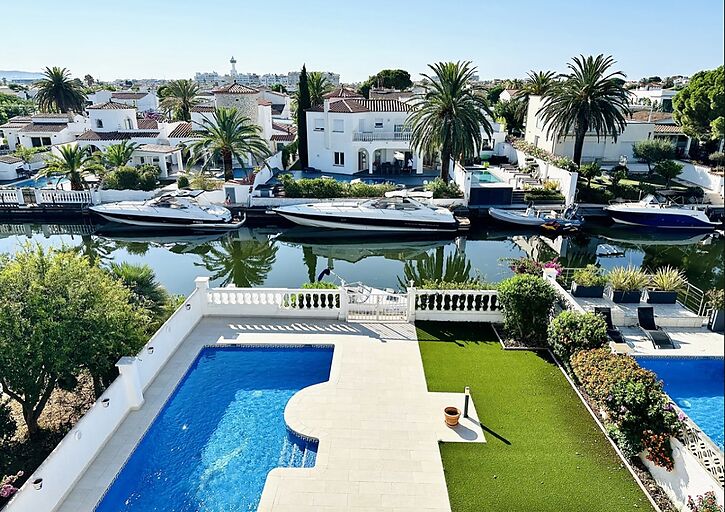 house-on-the-canal-with-mooring-separate-studio-pool-for-sale-in-empuriabrava-708