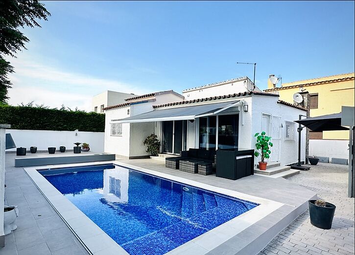 renovated-house-with-pool-near-the-beach-for-sale-in-empuriabrava-710