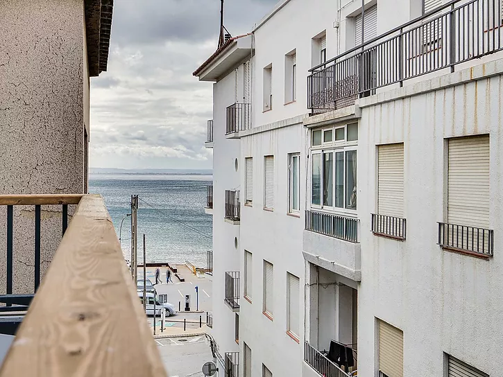 Appartement entièrement rénové à vendre à 100 mètres de la plage à Roses.