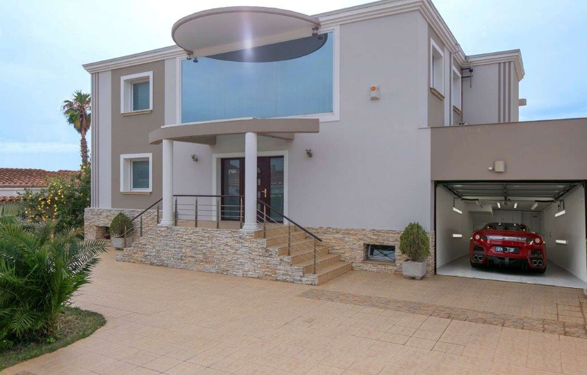 High standing villa for sale located in one of the main canals of Empuriabrava.