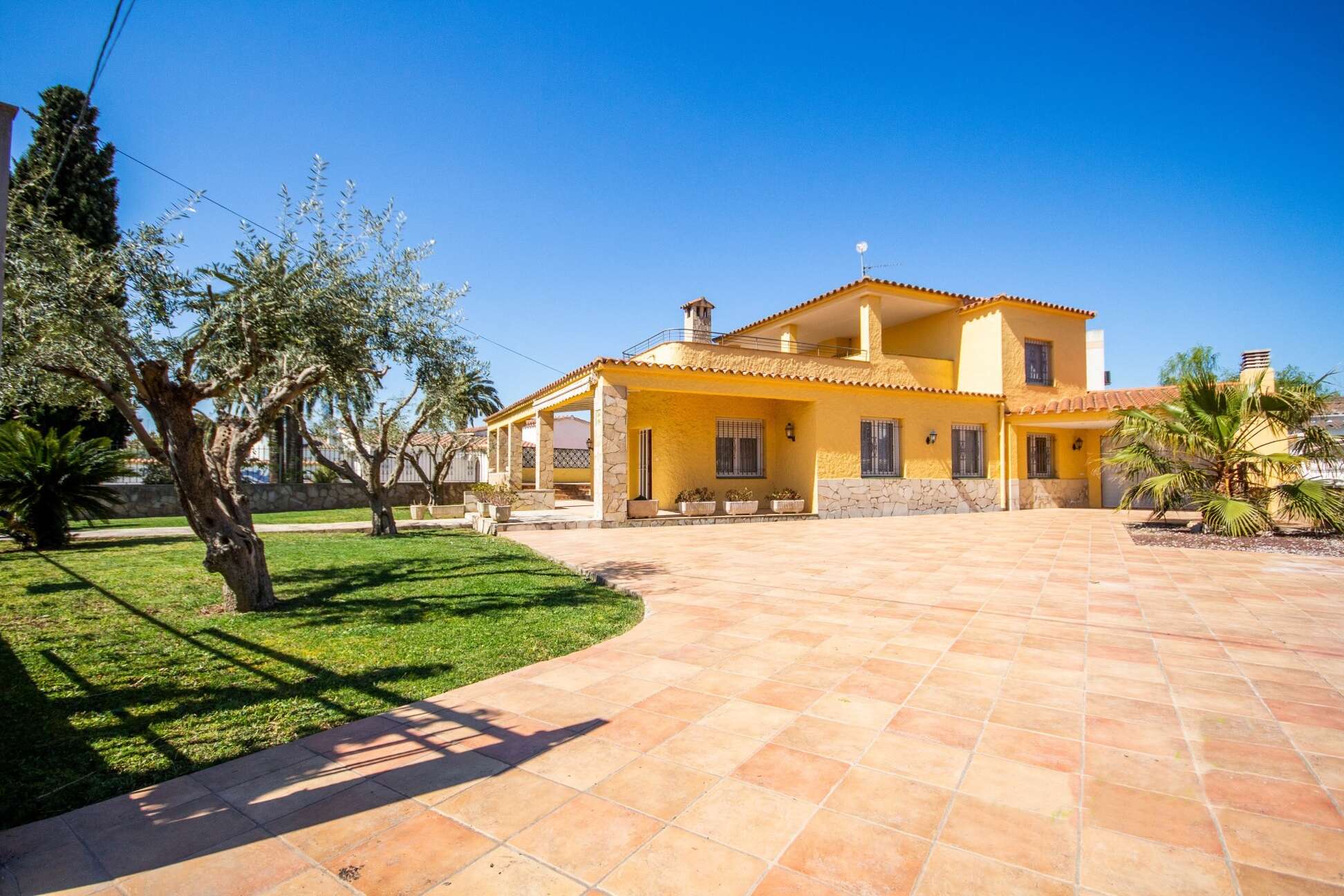 Casa a la venta con piscina cerca de la playa Empuriabrava