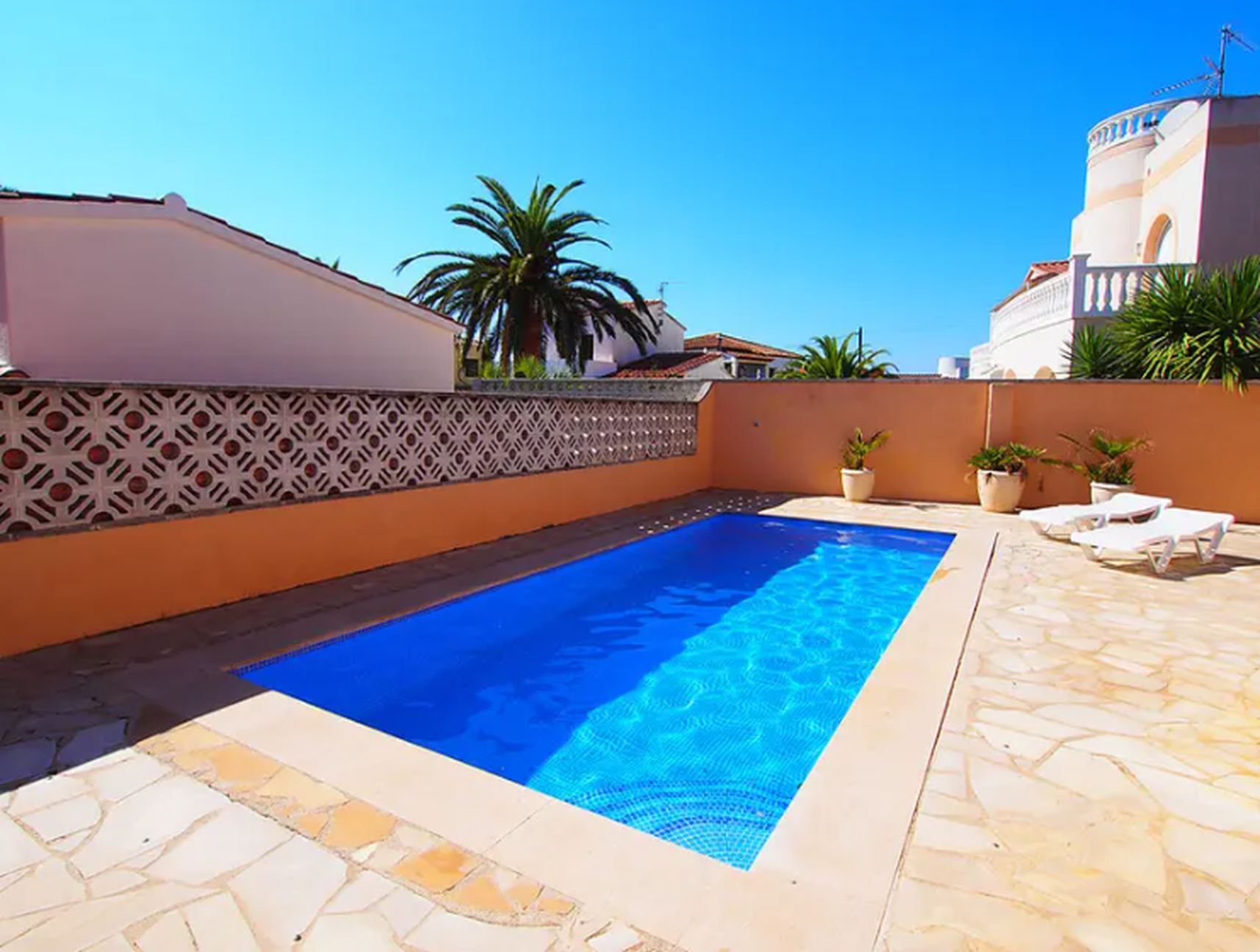 House for sale with swimming pool near the beach Empuriabrava