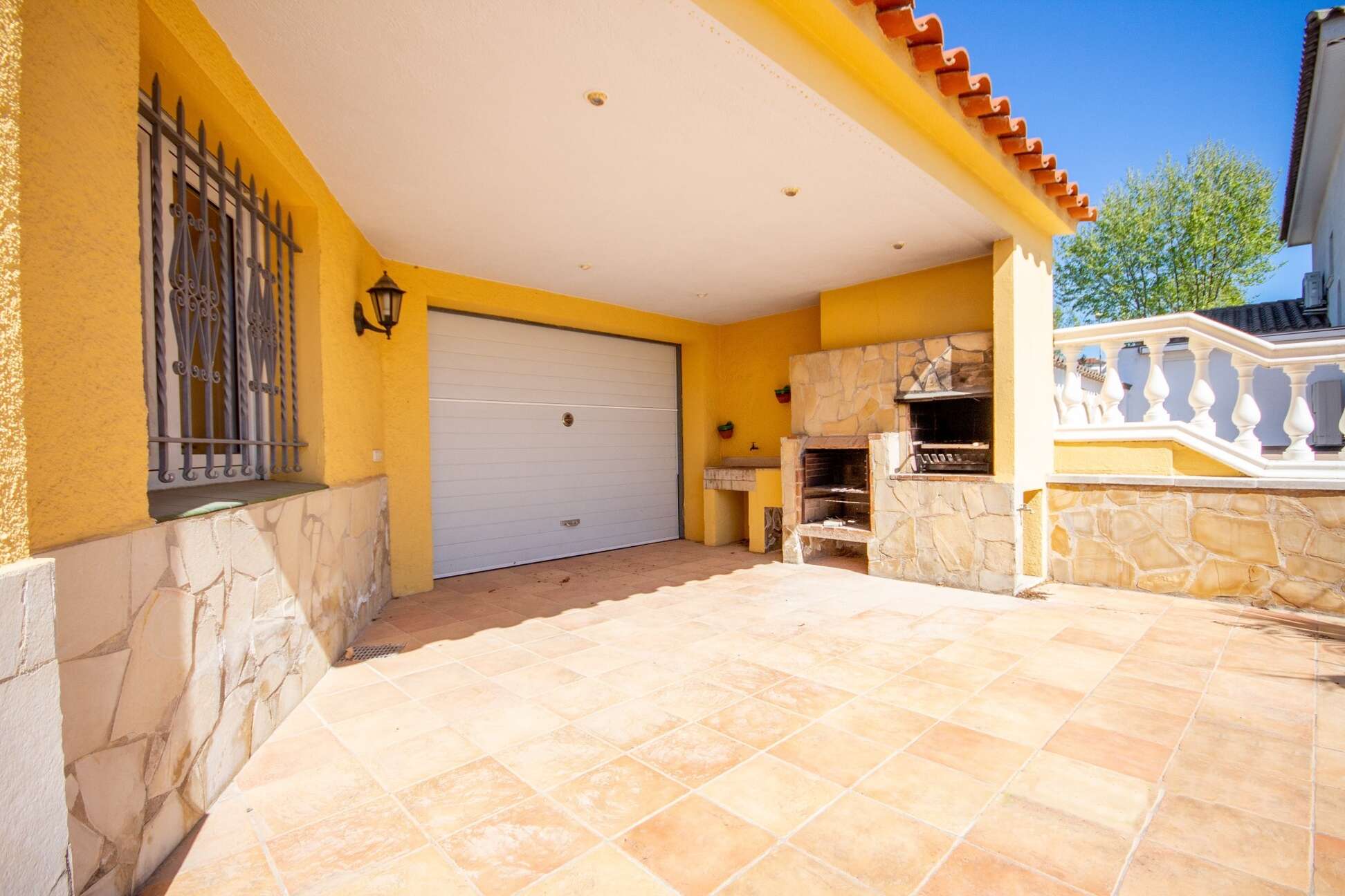 House for sale with swimming pool near the beach Empuriabrava