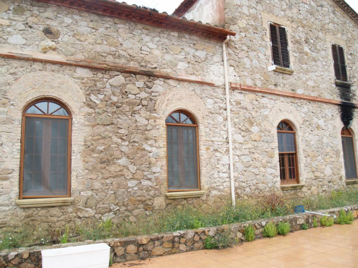 Investment, country house for sale in Boadella at the foot of the river
