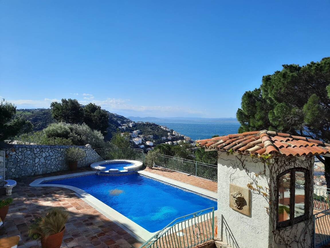 Belle maison à vendre dans les montagnes avec vue sur la mer Roses