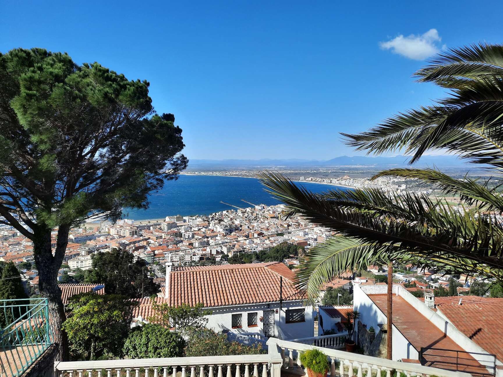 Belle maison à vendre dans les montagnes avec vue sur la mer Roses