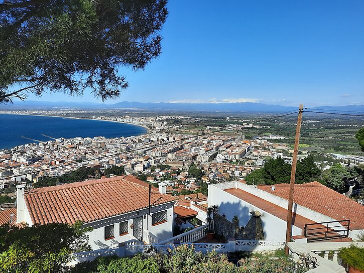 Belle maison à vendre dans les montagnes avec vue sur la mer Roses