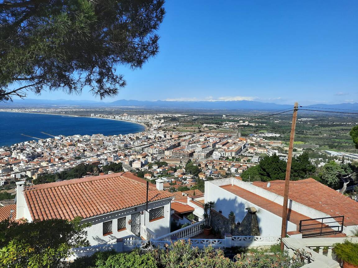 Belle maison à vendre dans les montagnes avec vue sur la mer Roses