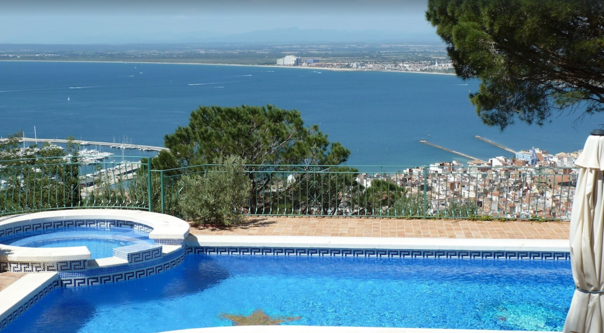 Belle maison à vendre dans les montagnes avec vue sur la mer Roses