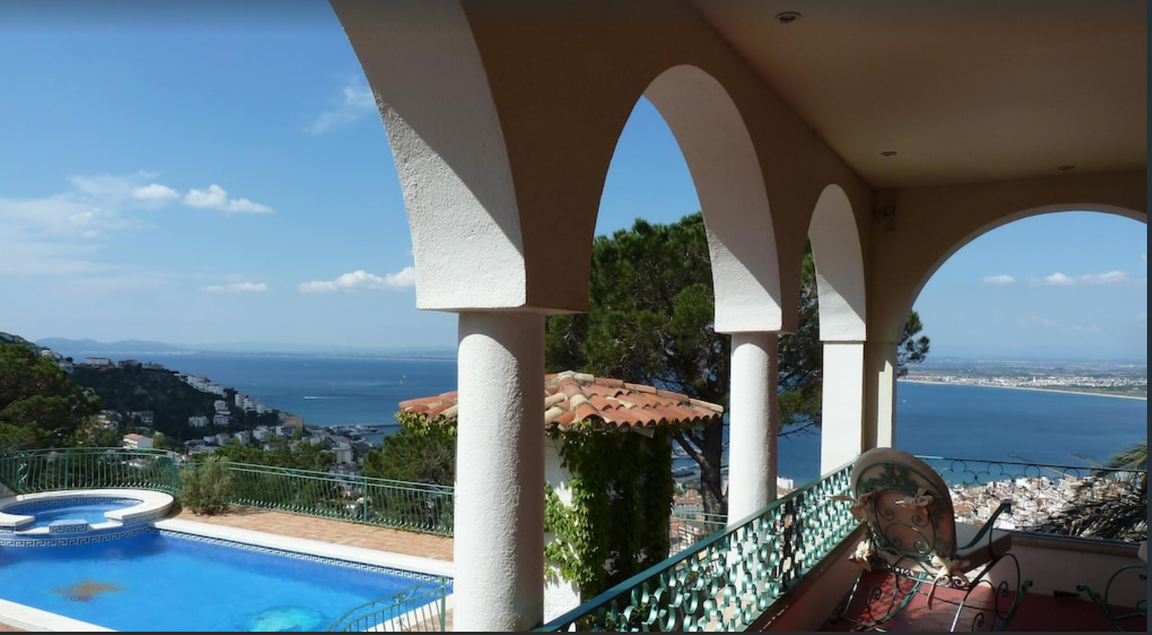 Belle maison à vendre dans les montagnes avec vue sur la mer Roses