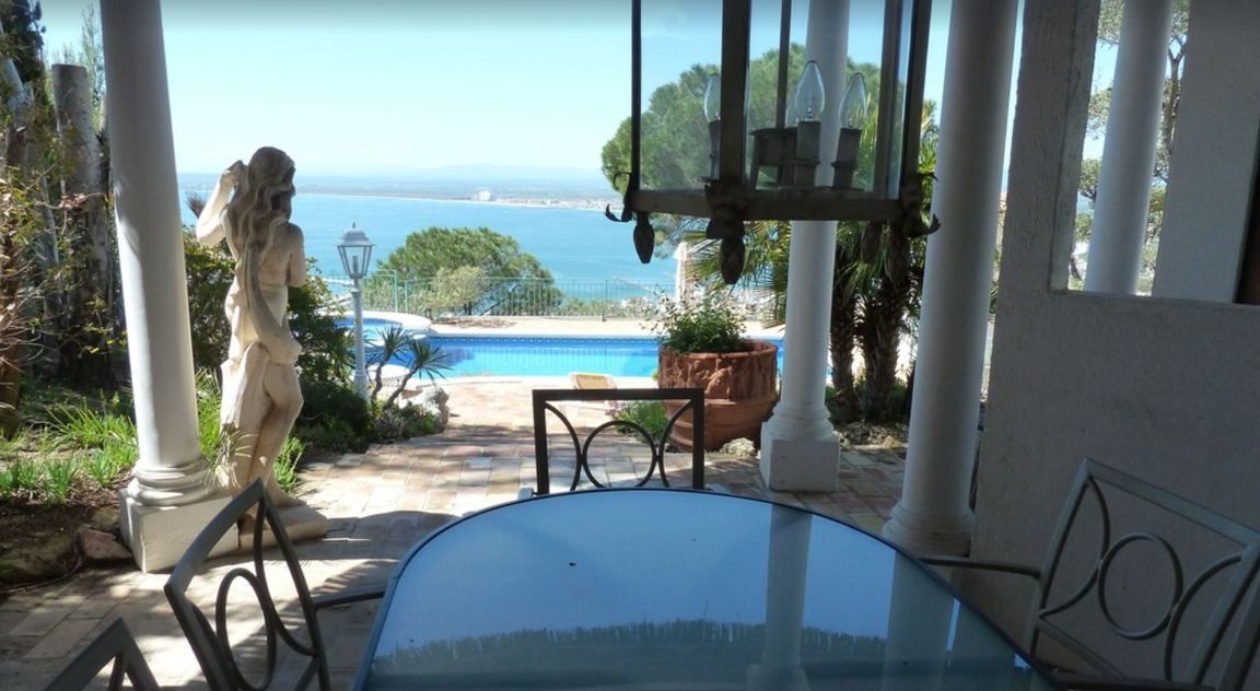 Belle maison à vendre dans les montagnes avec vue sur la mer Roses