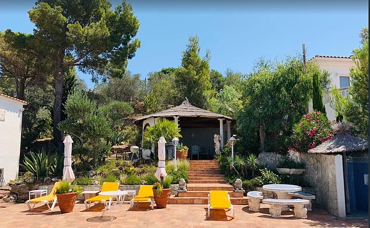 Belle maison à vendre dans les montagnes avec vue sur la mer Roses