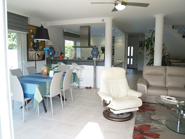 Beautiful modern house with mooring and swimming pool for sale Empuriabrava