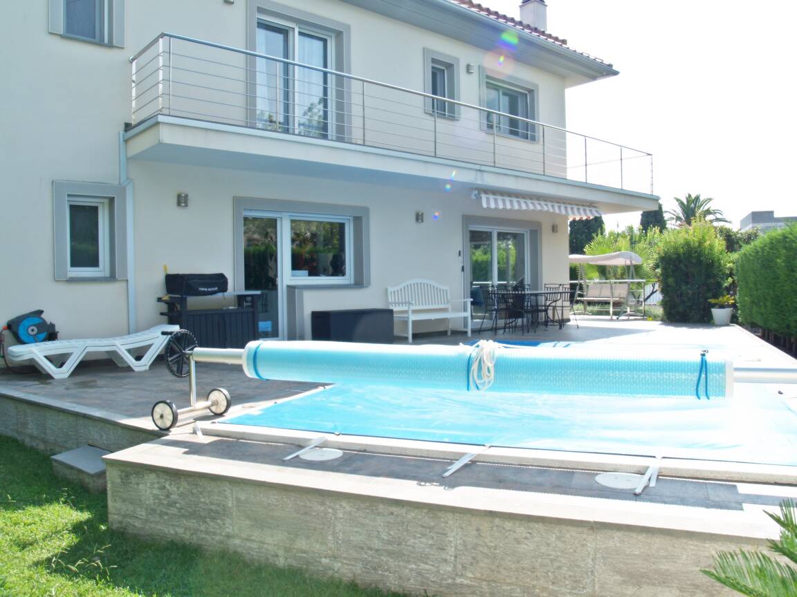 Beautiful modern house with mooring and swimming pool for sale Empuriabrava