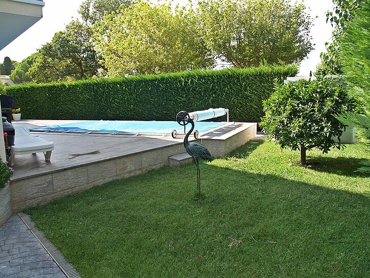 Preciosa casa moderna con amarre y piscina en venta Empuriabrava