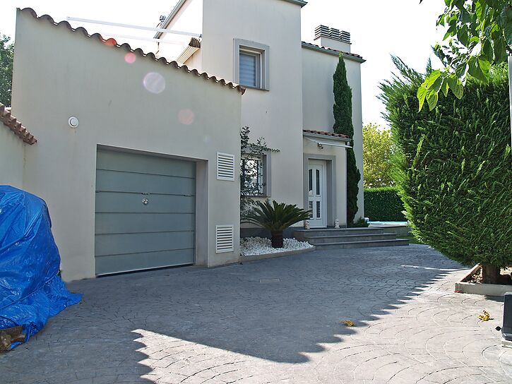 Preciosa casa moderna amb amarratge i piscina en venda Empuriabrava