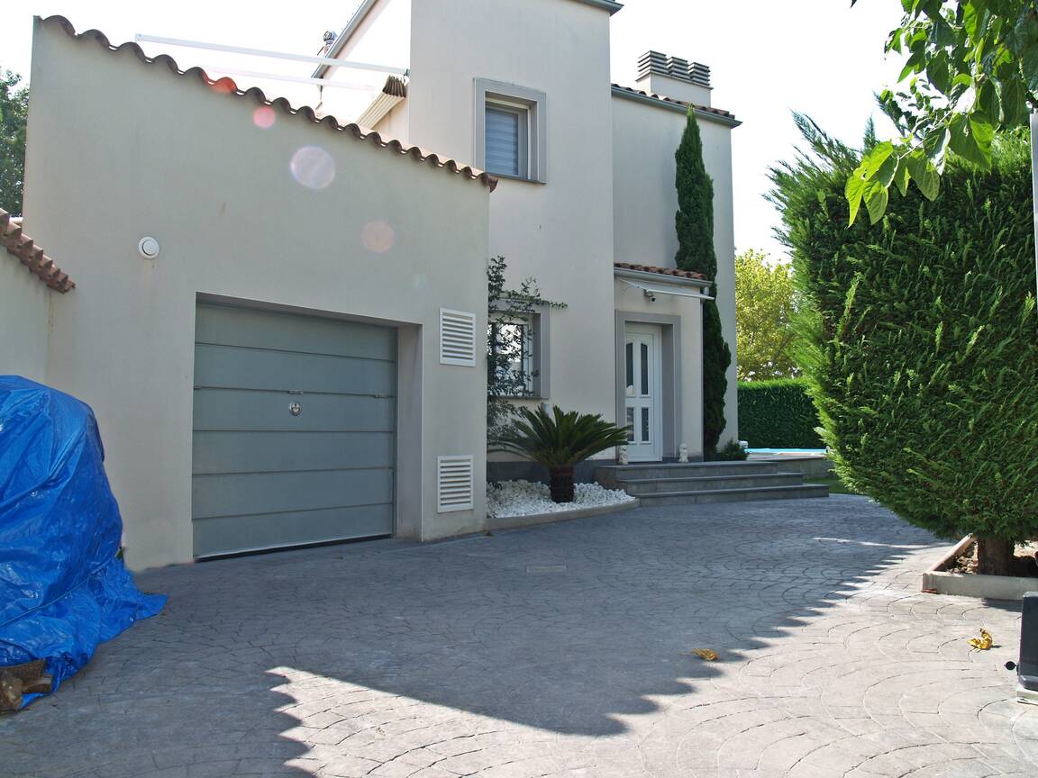 Belle maison moderne avec amarre et piscine à vendre Empuriabrava