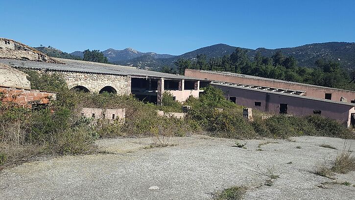 Finca a la venda ideal amb molt de terreny per a vedat de caça Jonquera