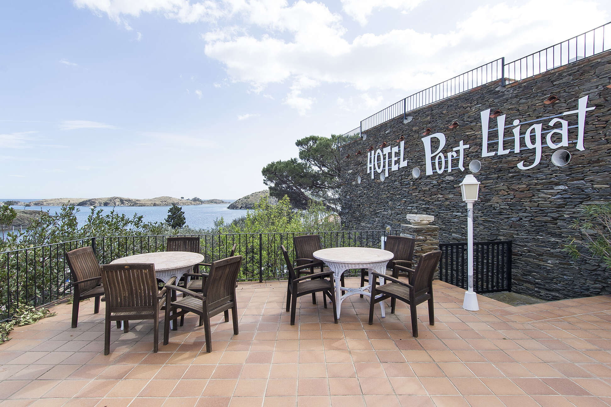 Fantastic hotel for sale in Port Lligat with sea views.