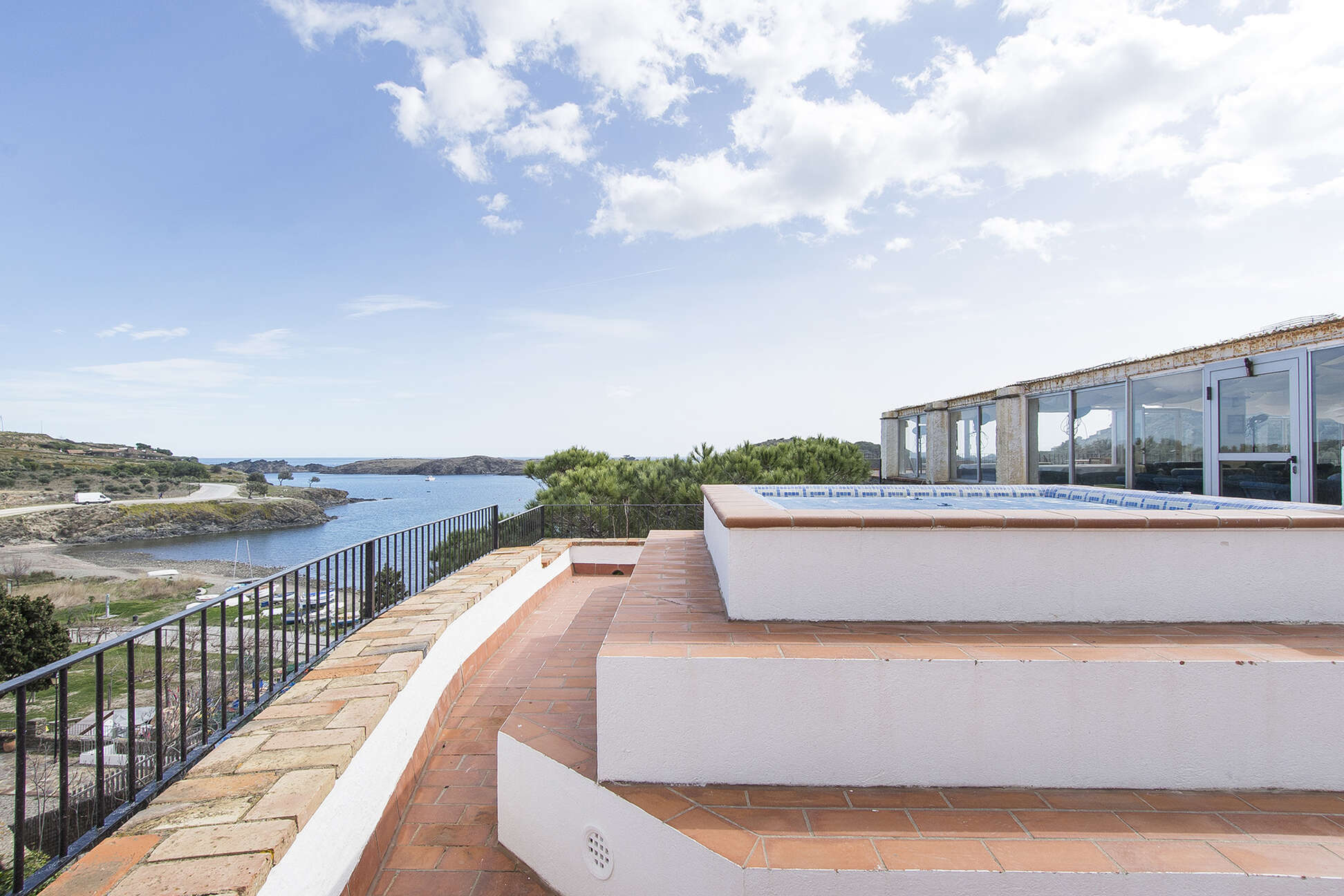 Fantastic hotel for sale in Port Lligat with sea views.