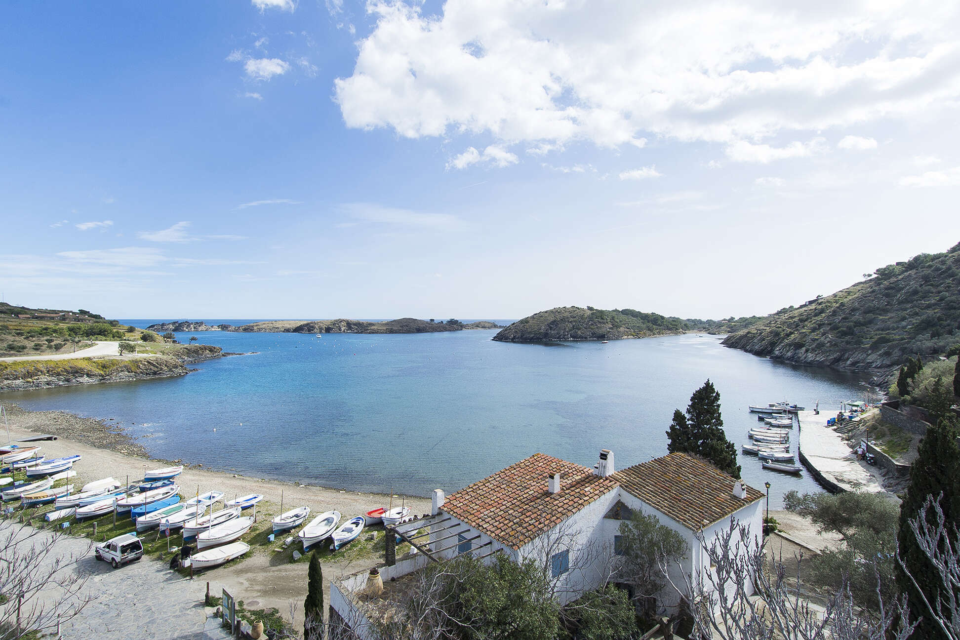 Fantastic hotel for sale in Port Lligat with sea views.