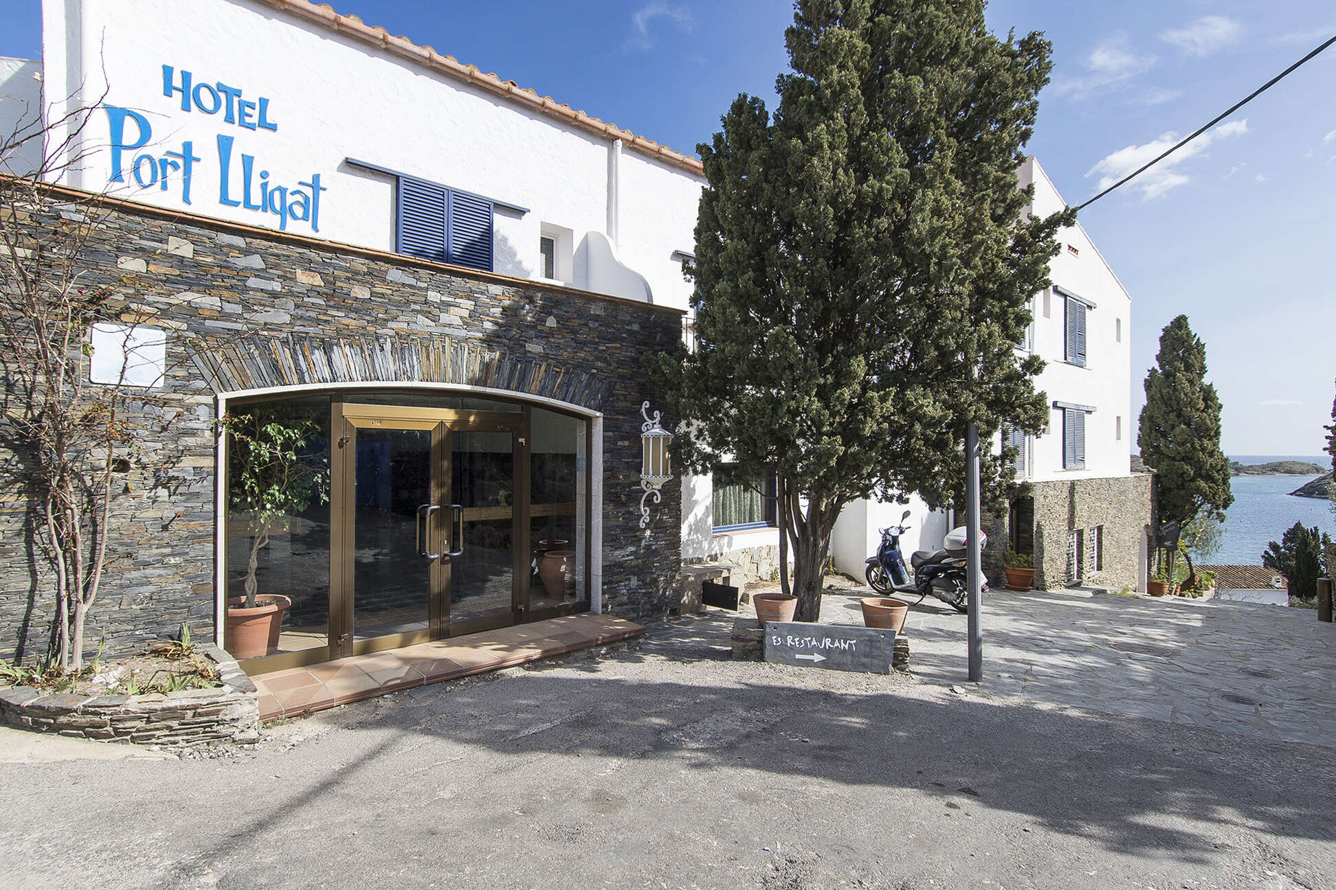 Fantastic hotel for sale in Port Lligat with sea views.