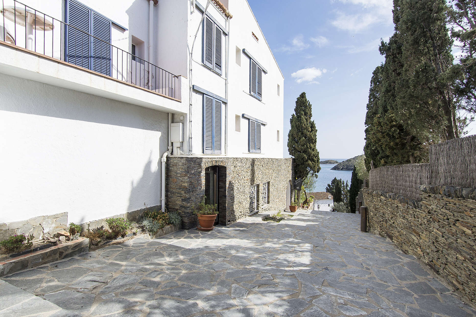 Fantastic hotel for sale in Port Lligat with sea views.