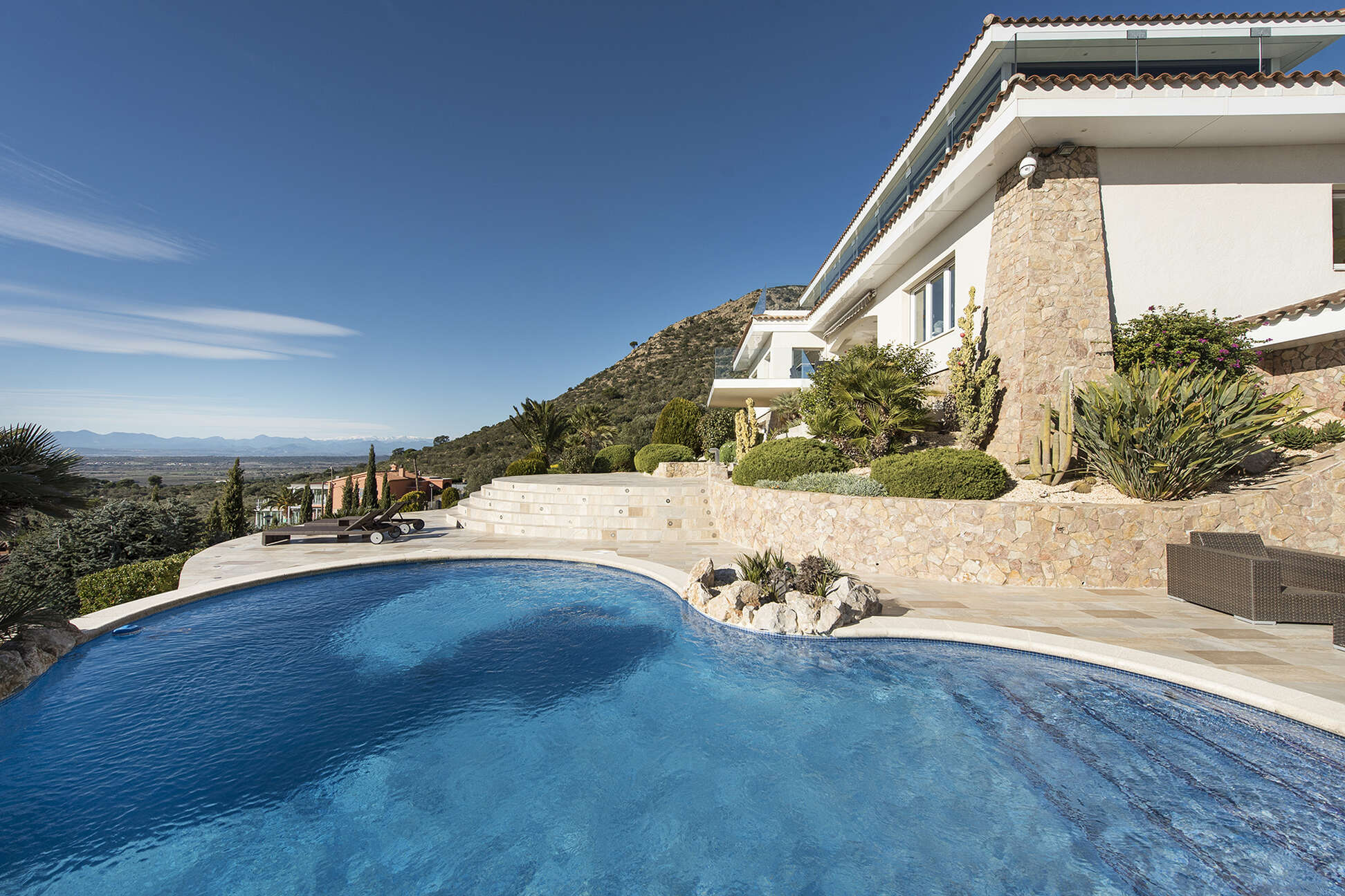 Spectaculaire villa de luxe avec vue sur la baie de Roses à vendre, Pau