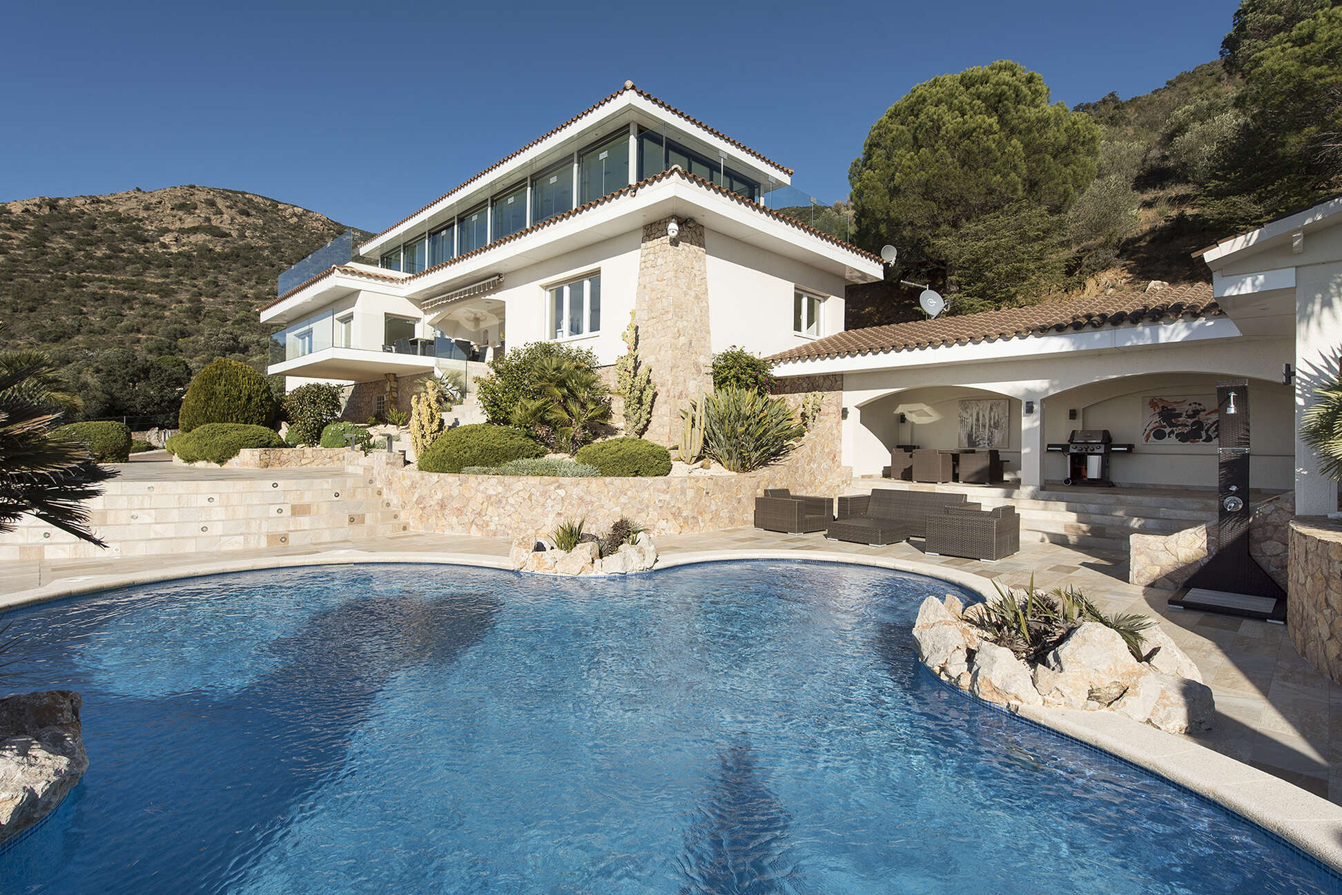 Spectaculaire villa de luxe avec vue sur la baie de Roses à vendre, Pau