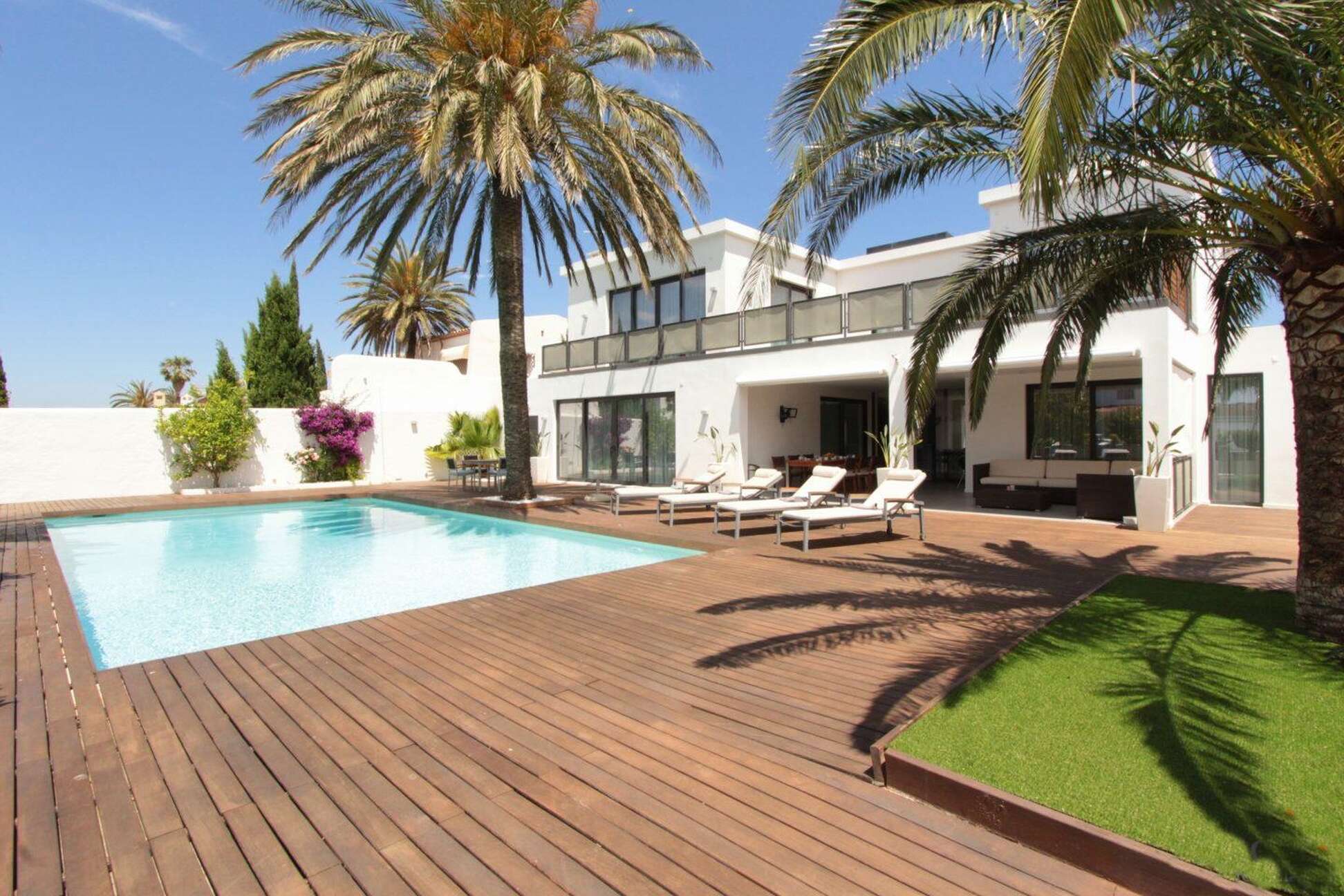 Excepcional villa al canal con amarre de 22 m a la venta en Empuriabrava