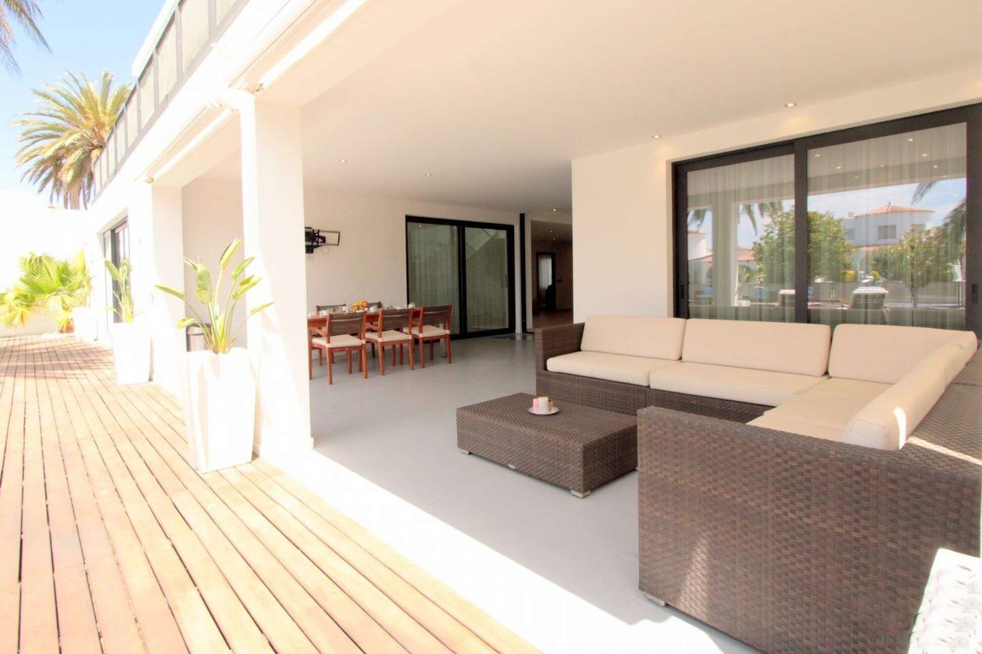 Exceptional villa on the canal with 22 m mooring for sale in Empuriabrava