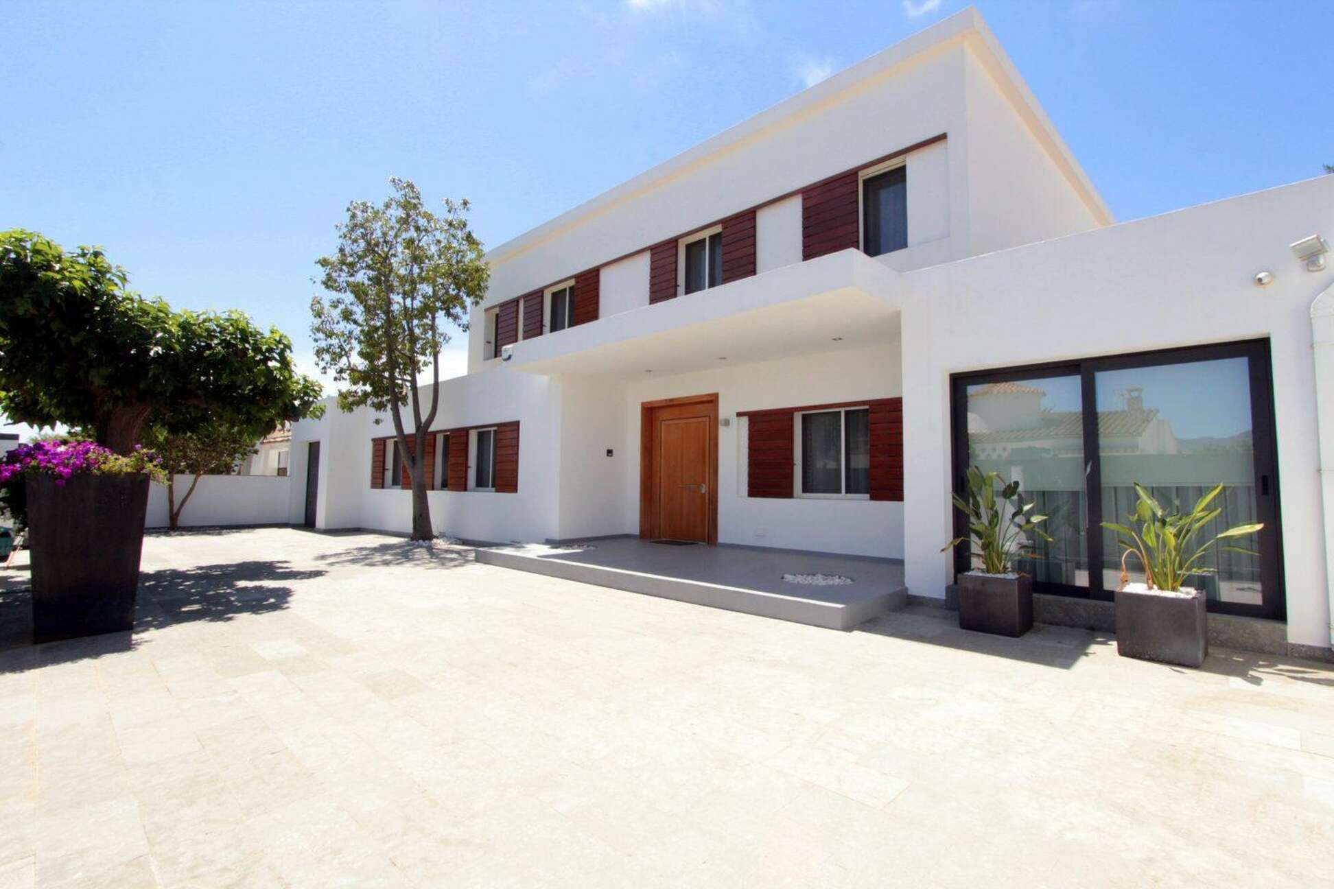 Excepcional villa al canal con amarre de 22 m a la venta en Empuriabrava