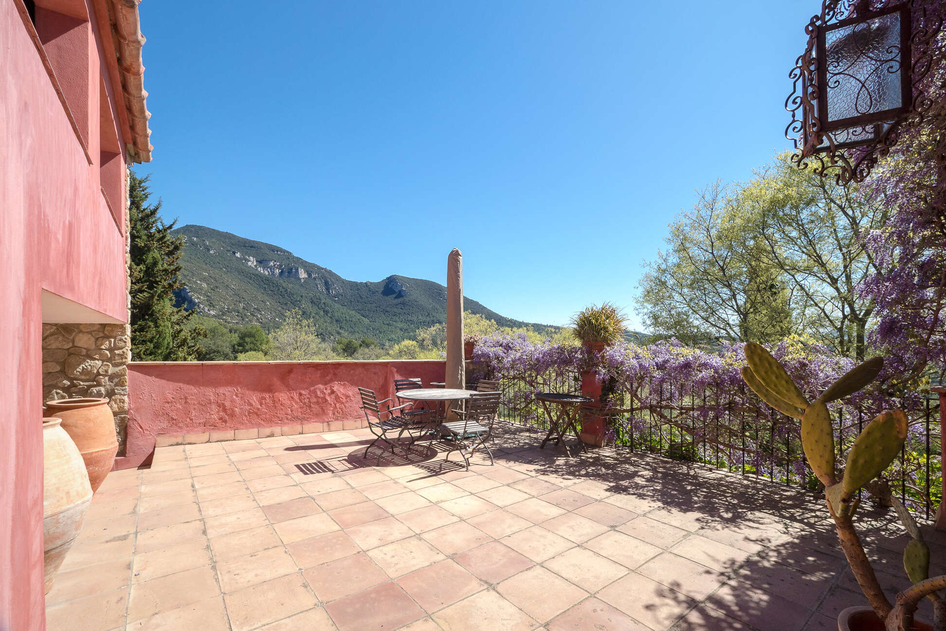 Fantastic rural farmhouse or luxury hotel for sale in flat nature.