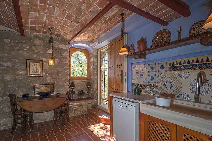 Fantastic rural farmhouse or luxury hotel for sale in flat nature.