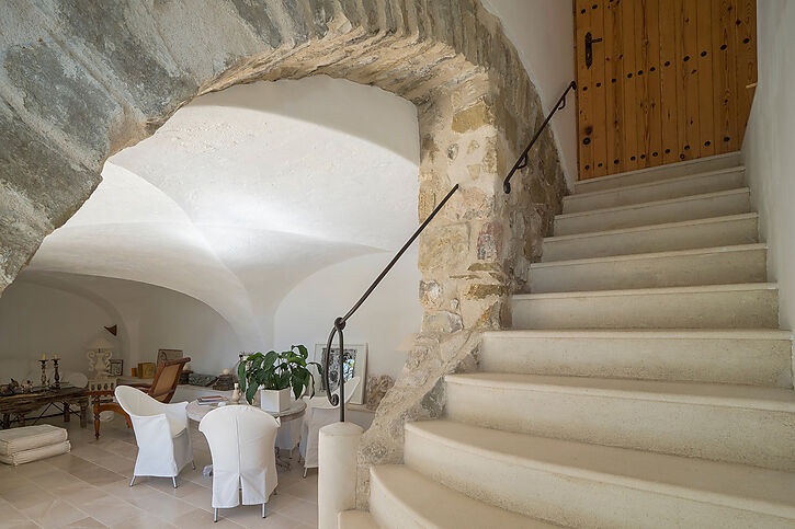 Fantastic rural farmhouse or luxury hotel for sale in flat nature.
