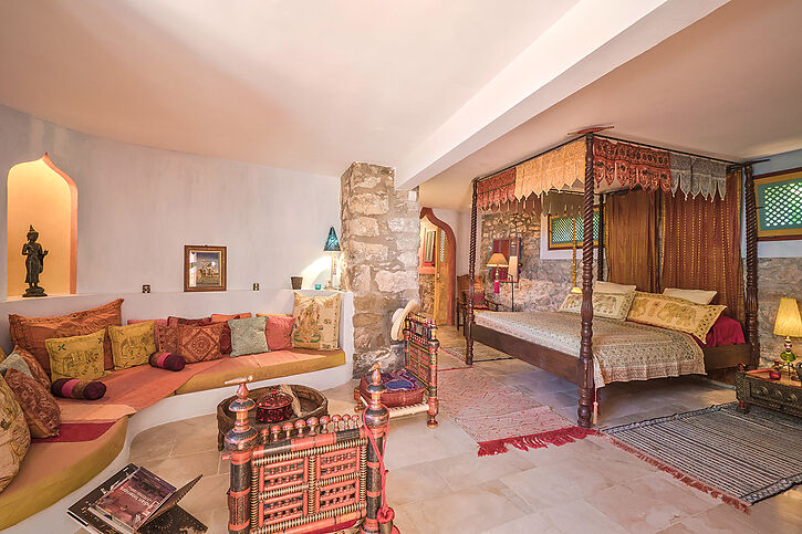 Fantastic rural farmhouse or luxury hotel for sale in flat nature.