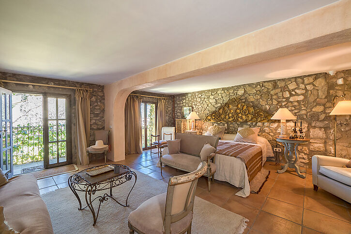 Fantastic rural farmhouse or luxury hotel for sale in flat nature.