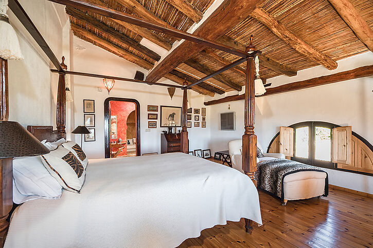 Fantastic rural farmhouse or luxury hotel for sale in flat nature.