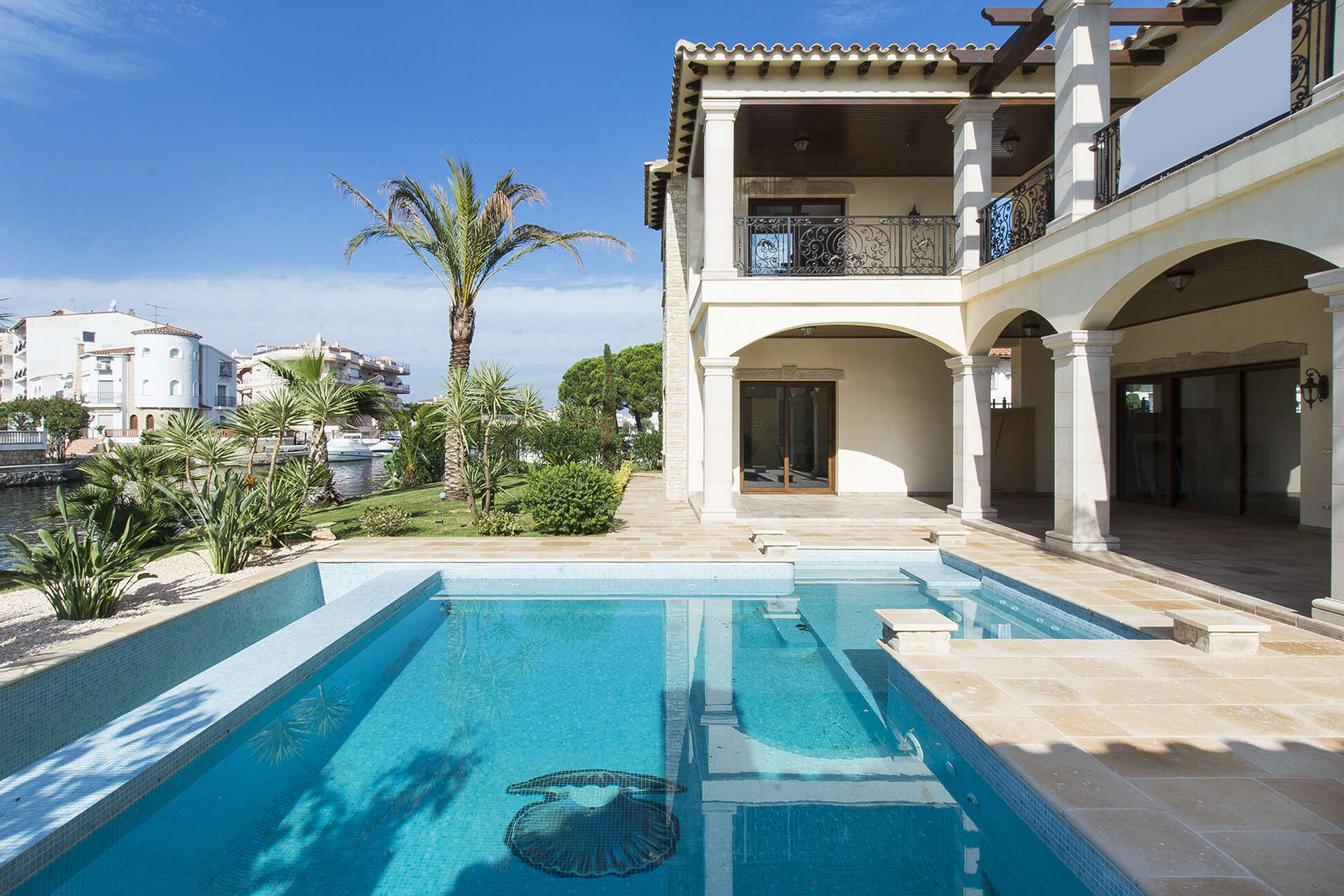 villa-maison-canal-amarrage-27metres-luxe-piscine-vendre-empuriabrava-334