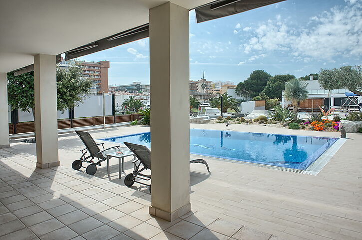 Preciosa villa con 24 metros de amarre en venta en Roses