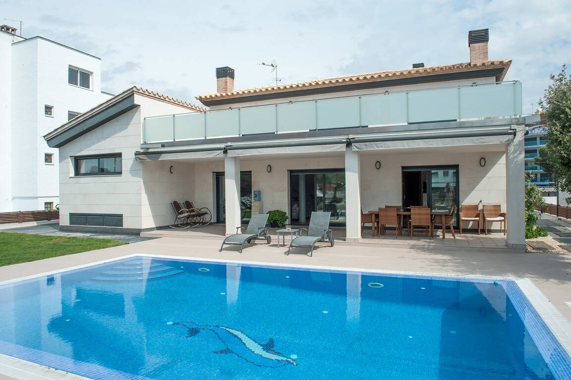 Beautiful villa with 24 meters mooring for sale in Roses