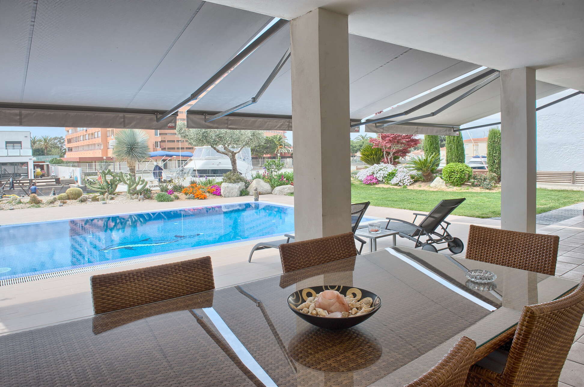 Beautiful villa with 24 meters mooring for sale in Roses