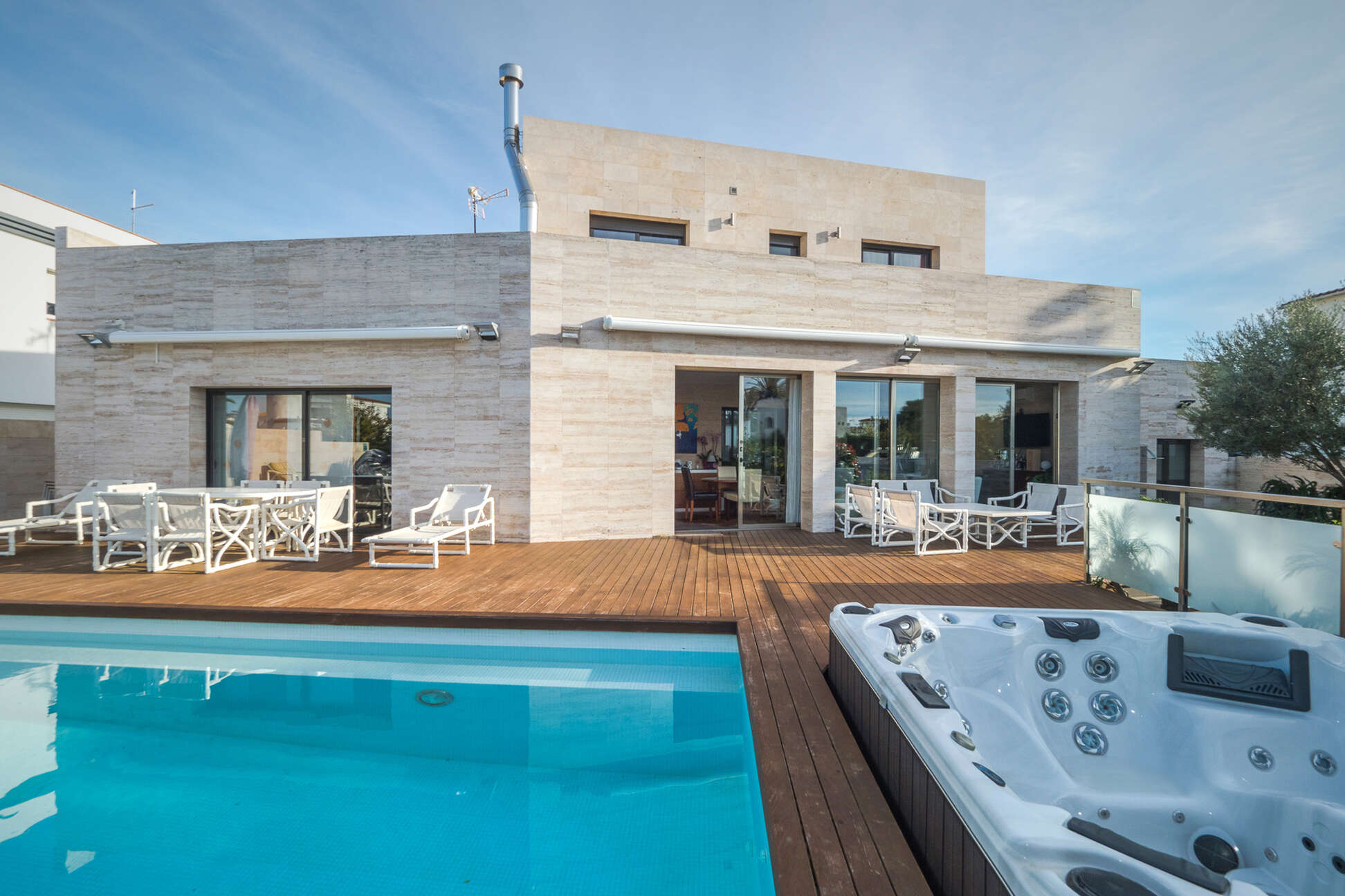 Belle villa de style moderne avec amarre à vendre Empuriabrava