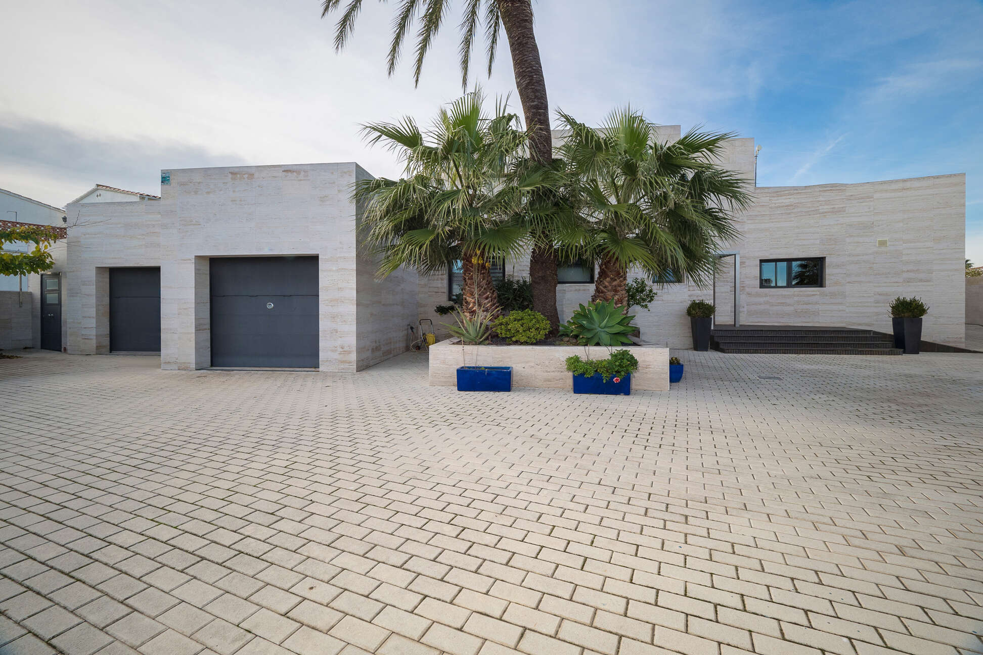 Bonita villa de estilo moderno con amarre en venta Empuriabrava